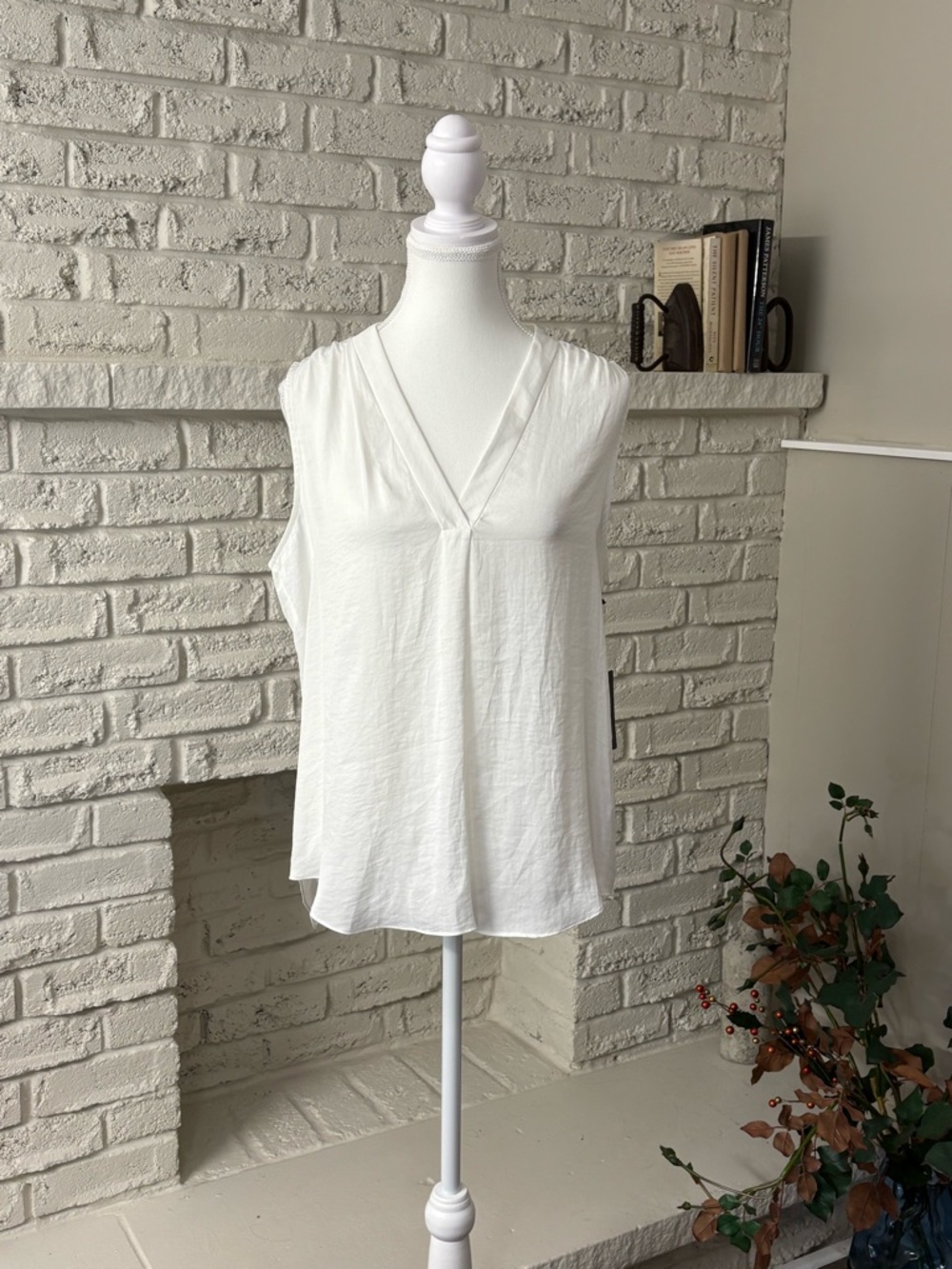 Vince Camuto NWT Cream V-Neck Sleeveless Draped Camisole. Size Medium